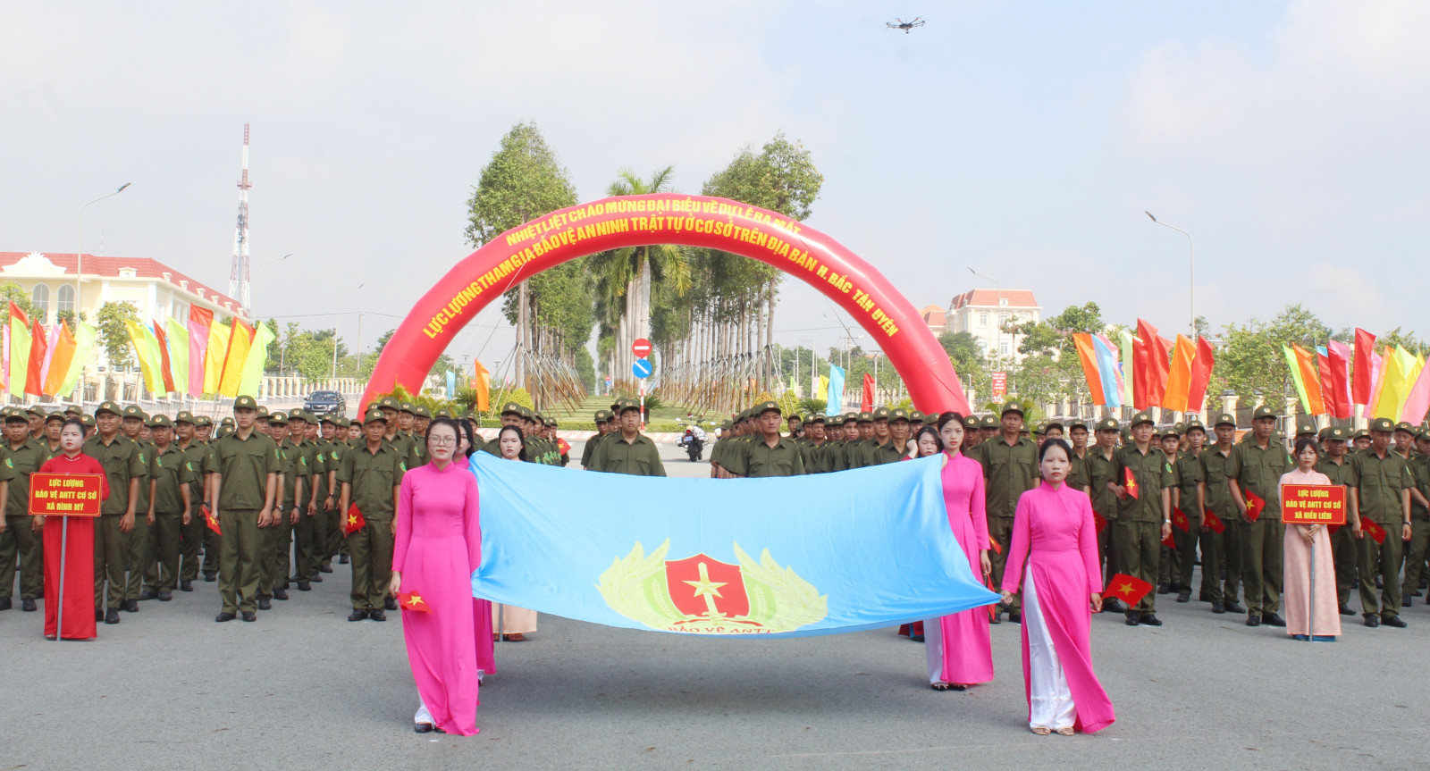 Lực lượng tham gia bảo vệ ANTT ở cơ sở huyện Bắc Tân Uyên tham gia diễu hành.